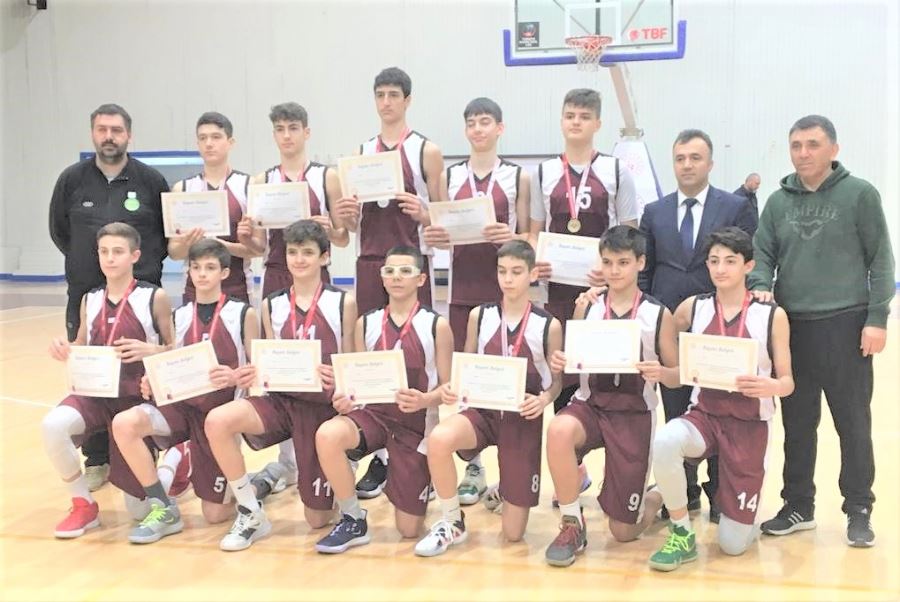 Bandırma orta okulu yıldız erkek basketbol takımı finalde