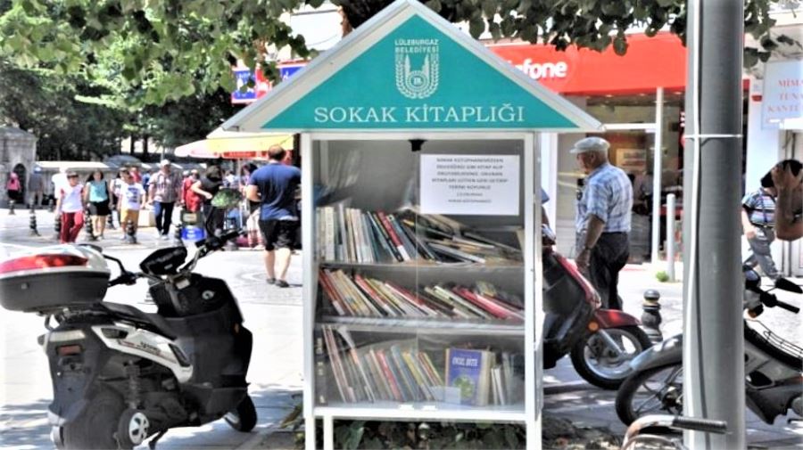 Sokak kitaplığı kuruyor