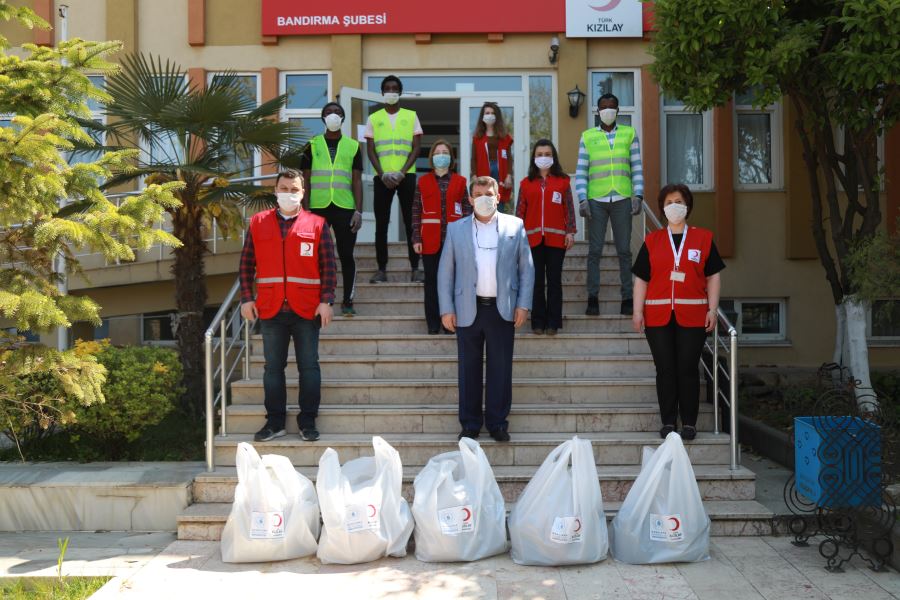 Gıda yardımı servis araçlarıyla evlerine ulaştırıldı.