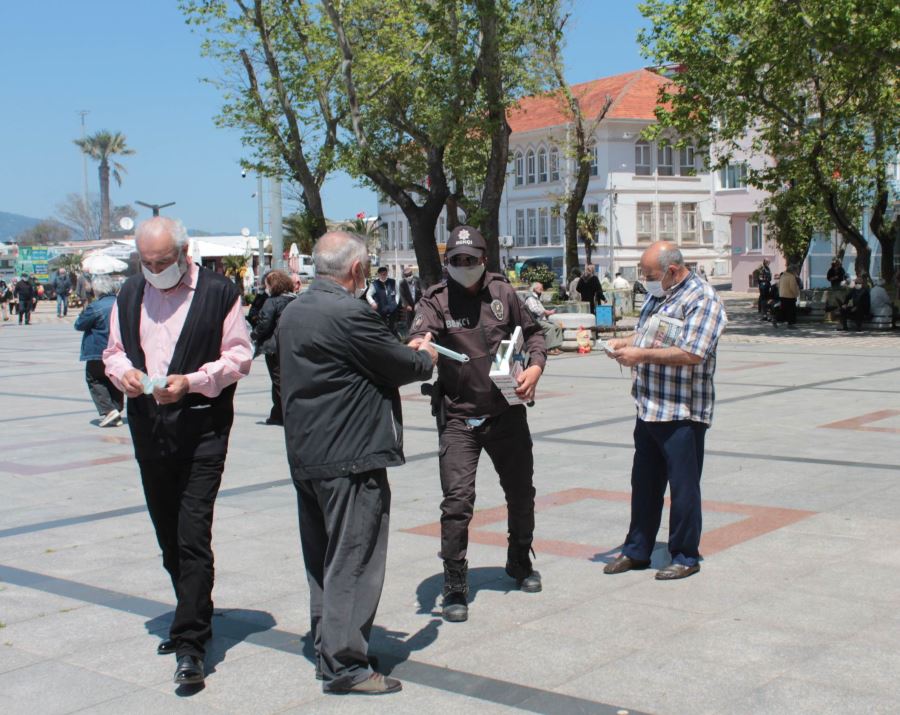 65  YAŞ VATANDAŞLARA KAYMAKAMLIKTAN ÜCRETSİZ MASKE