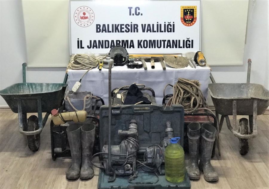 Kaçak kazı yaparken yakalandılar