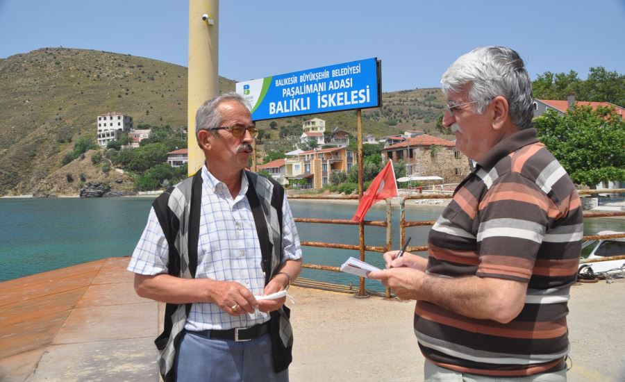 Asker yolu bekler gibi, bekliyorlar