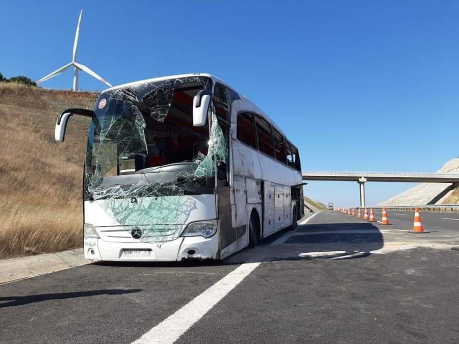 Yol kenarındaki kanala uçtu