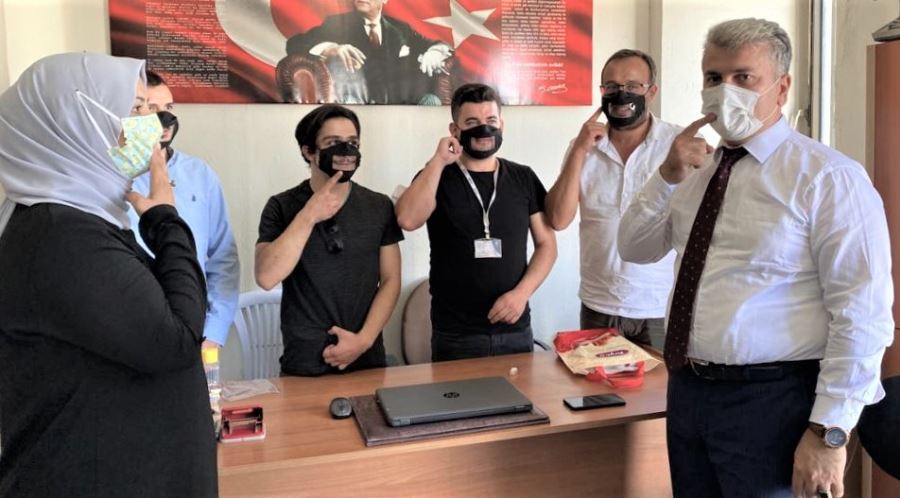 İşitme Engellileri İçin Hayata Gülümseten Maske