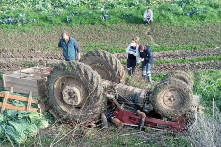 Traktörün altında kaldılar