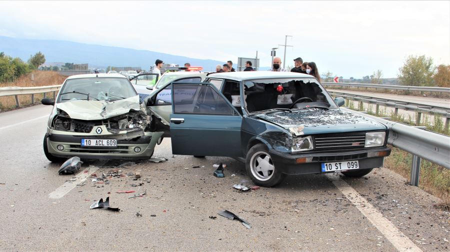 SUSURLUK BANDIRMA YOLUNDA  ÜÇLÜ ZİNCİRLEME KAZA 