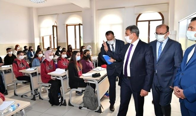 VALİ HASAN ŞILDAK  SUSURLUK ANADOLU LİSESİ’Nİ ZİYARET ETTİ.