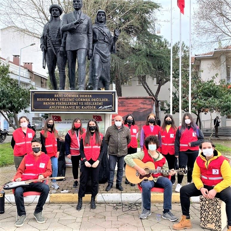 KIZILAY GÖNÜLLÜLERİNDEN ŞEHİTLER İÇİN KONSER