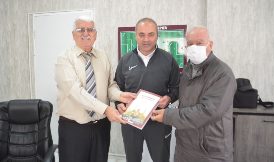  Sözeri’ye kitap armağanı