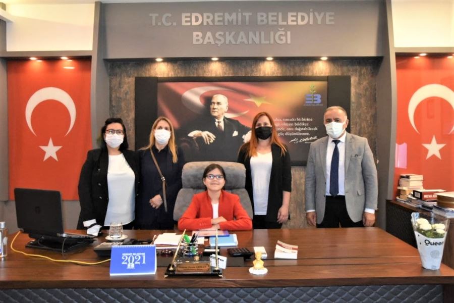 EDREMİT’TE 23 NİSAN’DA KOLTUK ÇOCUKLARIN