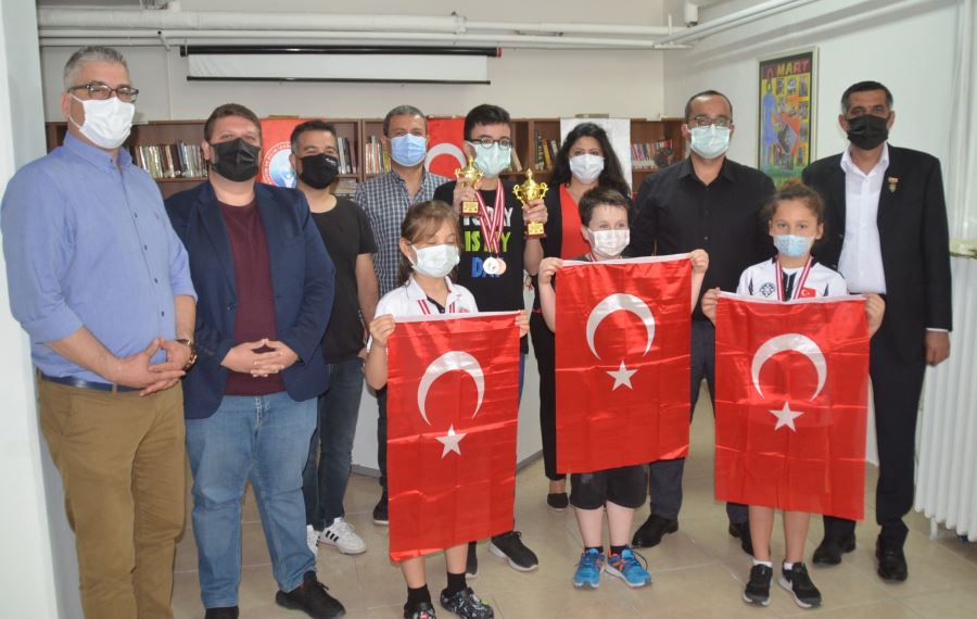 Ödüllerini aldılar
