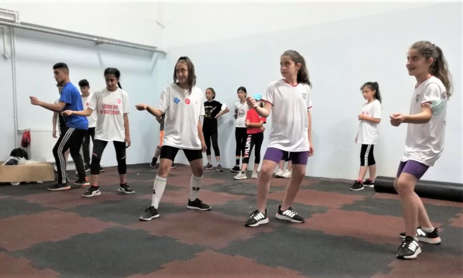 Modern Pentatlon sporcuları Eskrim’e başladı.