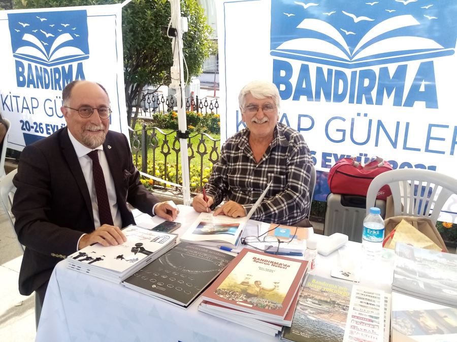 Balıkçı kitaplarını imzaladı