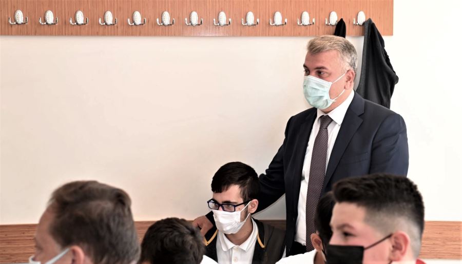Milletvekili Canbey, üniversite öğrencilerinin yanında