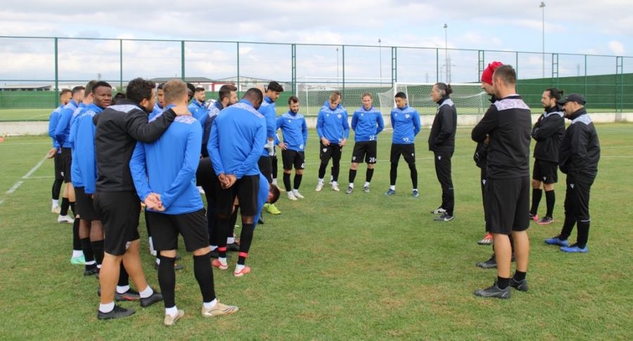 İki futbolcu ile daha yollar ayrıldı