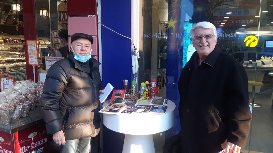 85 yaşında ama çocukların yanında!