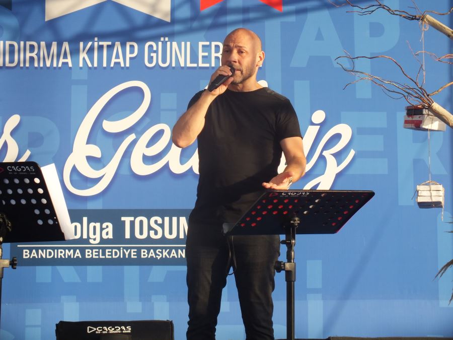 Şair Tazeoğlu: “Kitaplar bizim aynamızdır”