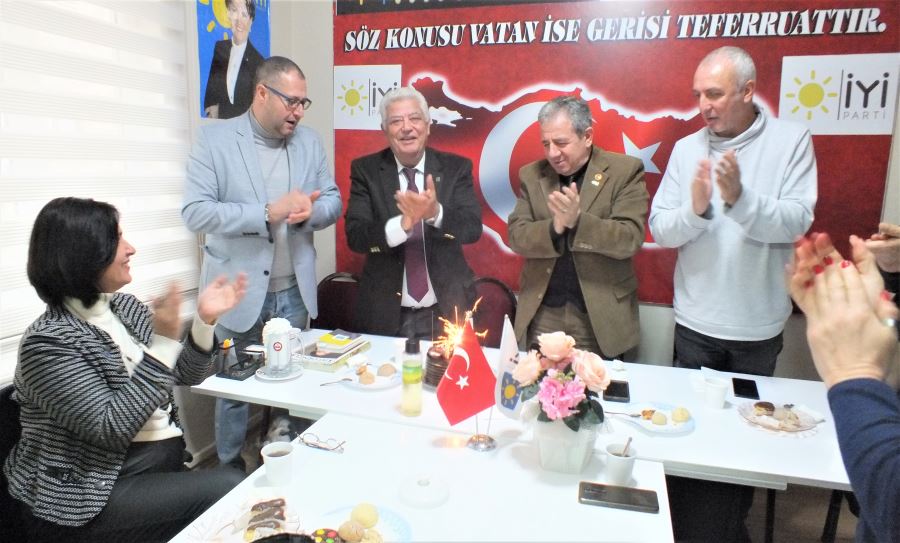 İYİ Parti Erdek İlçe Başkanı Arif Demir, “Başarılı olmak zorundayız.”