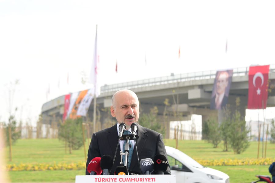  Bakanın açılışını yaptığı köprülü kavşakta partililer kaza yaptı.