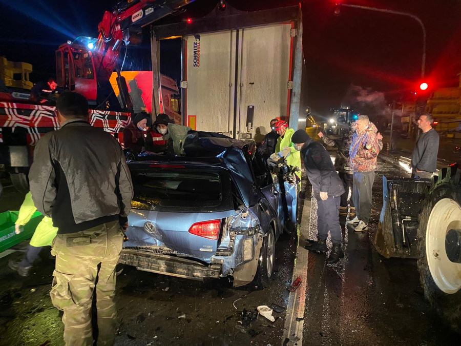 Kamyonun altın giren otomobilin sürücüsü hayatını kaybetti.