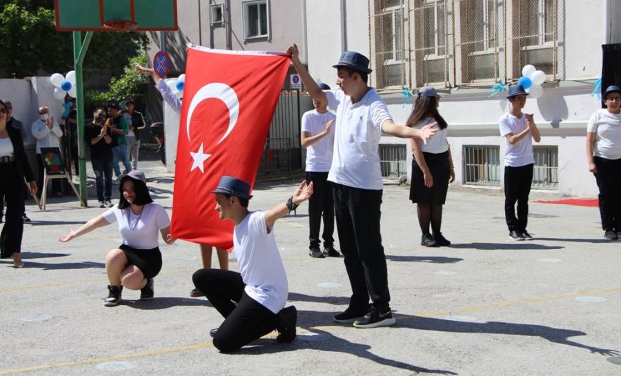 “Özel ellerden gönüllere” girdiler