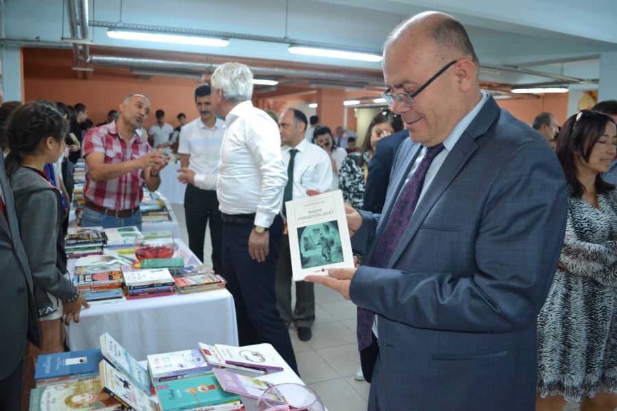 SUSURLUK KAYMAKAMI ÜRETİCİYE ARI  KOVANI DAĞITTI. 