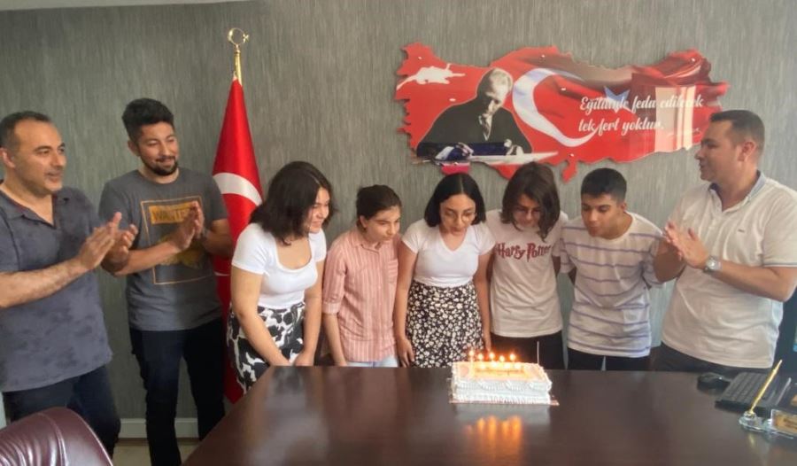 Başarılarını pasta keserek kutladılar