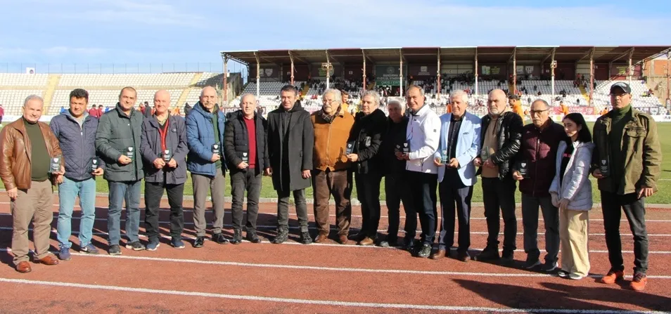 Eski futbolculara plakete devam