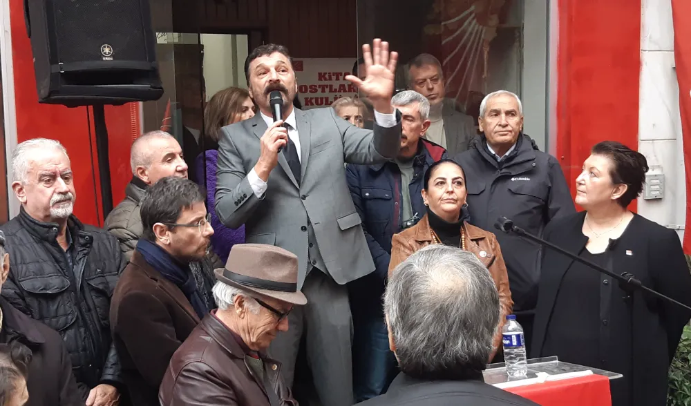 Mim. Hüseyin Sarı, CHP ilçe binasının önünde konuştu