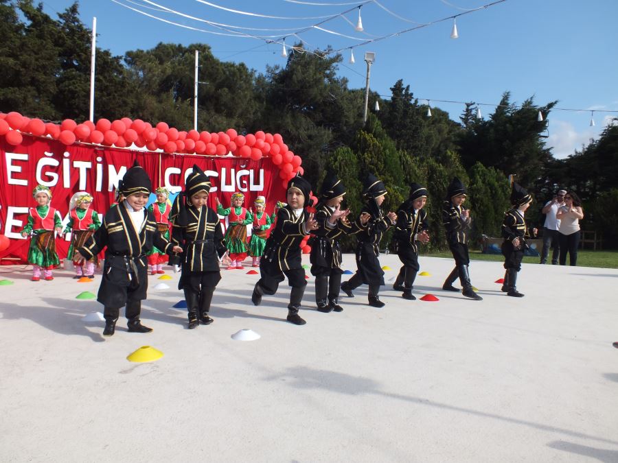 çocuklar oynadı, velileri izleyici madunda alkış temposunda bulundu.