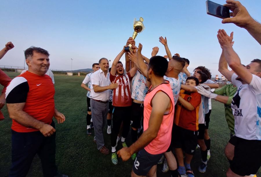 Bostancı’yı 3-2 yenen Üzümlü Şampiyonluk kupasını kazandı.