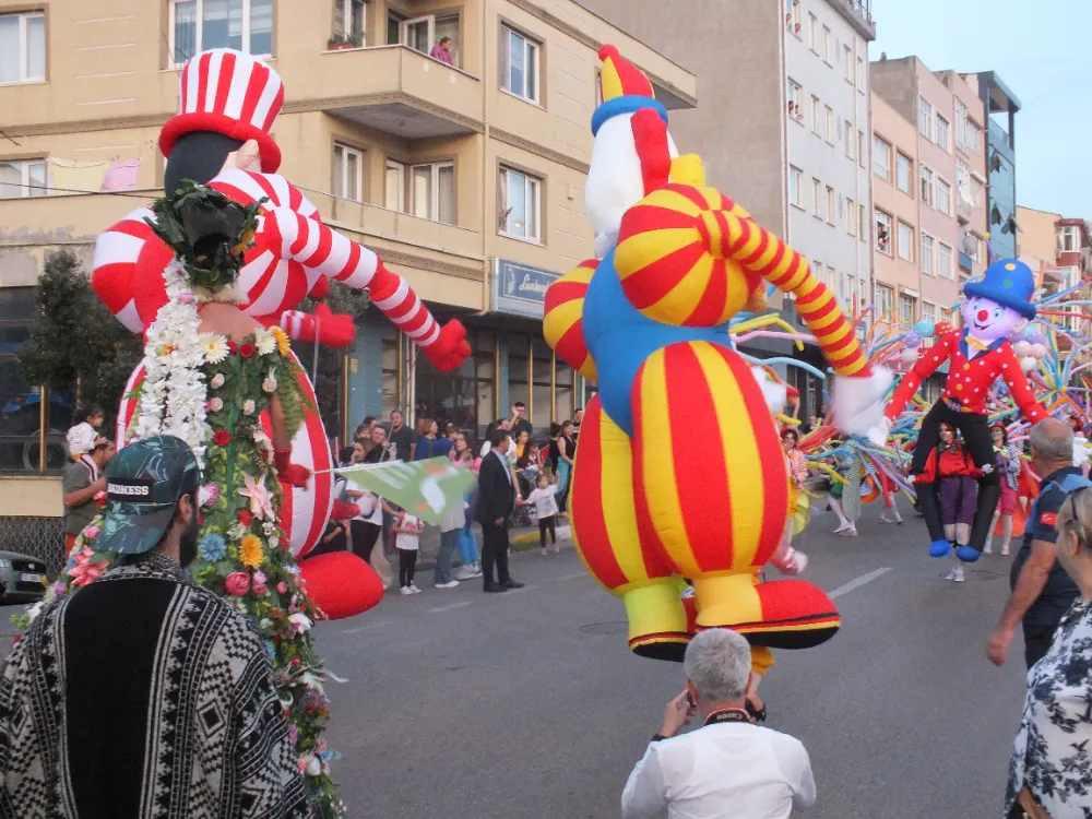 Festival korteji renk kattı