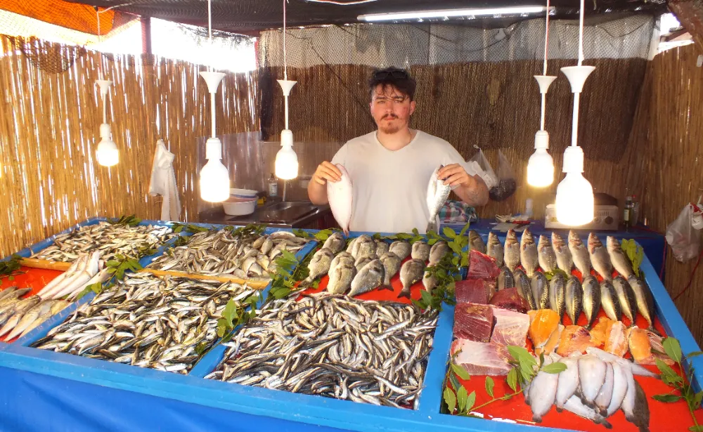 Sarraf vitrini gibi, Balık tezgâhı