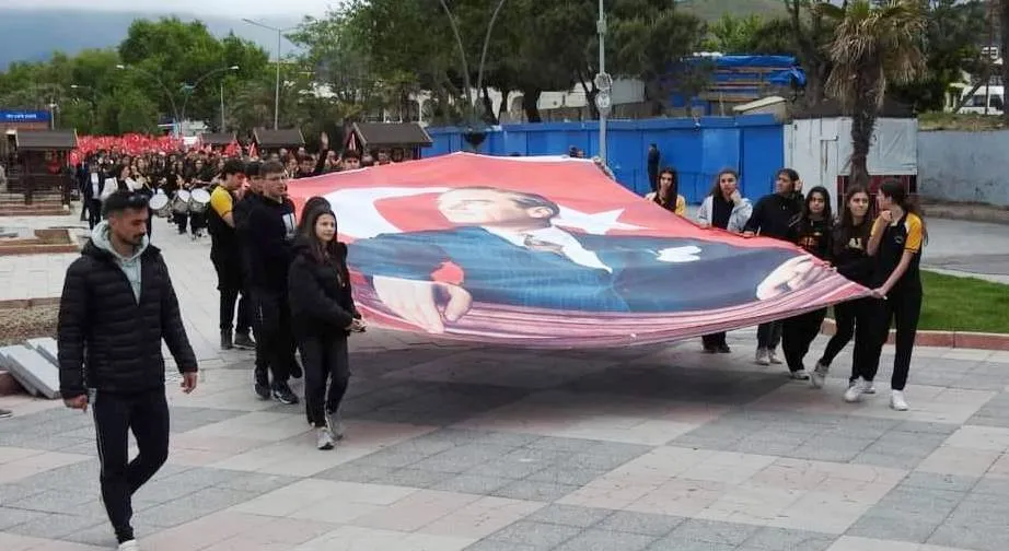 Gençlik yürüyüşü ile başladı