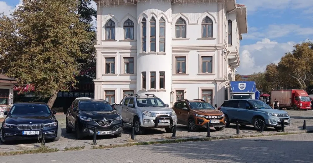 TARİHİ YAPI OTOPARKI MI?