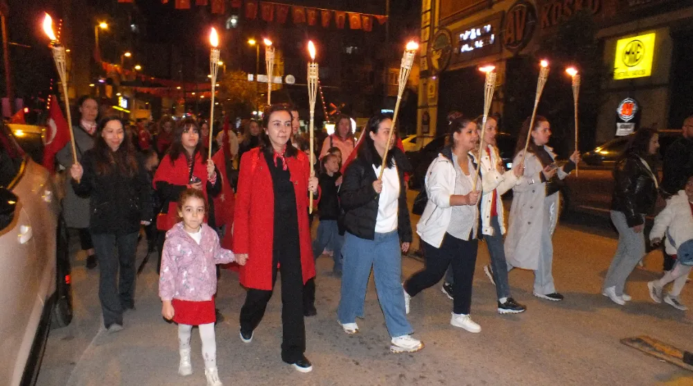 Göğüs kabartan fener alayı