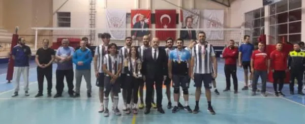 Erdek’te voleybol turnuvası sona erdi