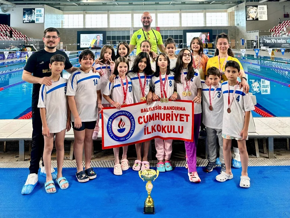 Minik kulaçları madalyaları topladı