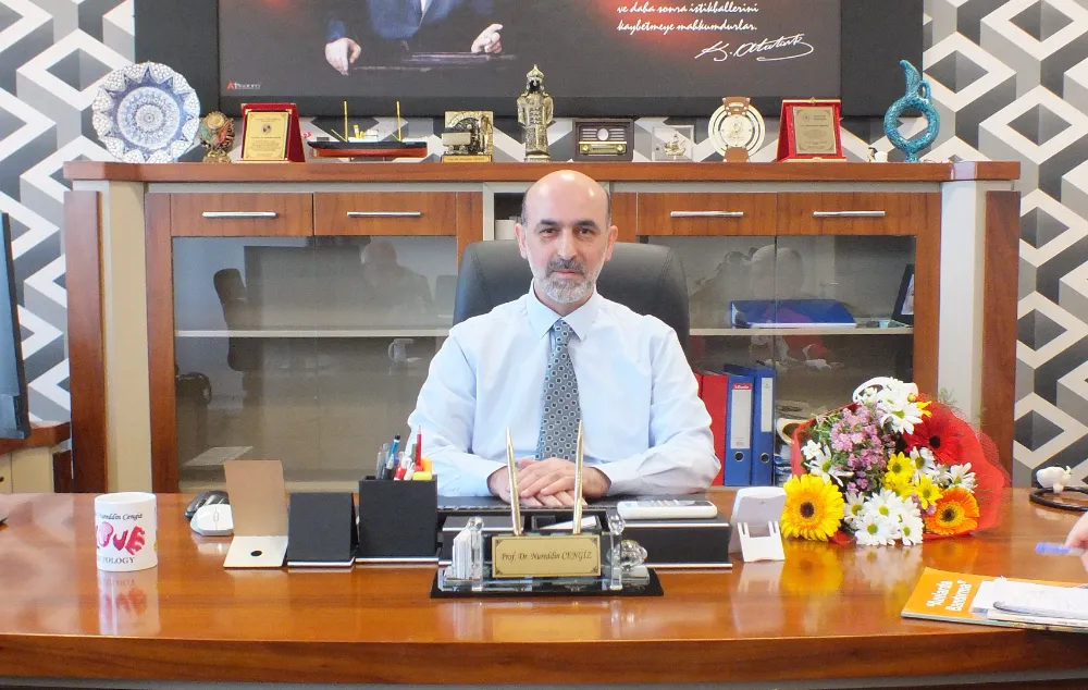 Dekan Cengiz geri dönüyor.