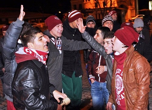 Bir avuç deli yürek.