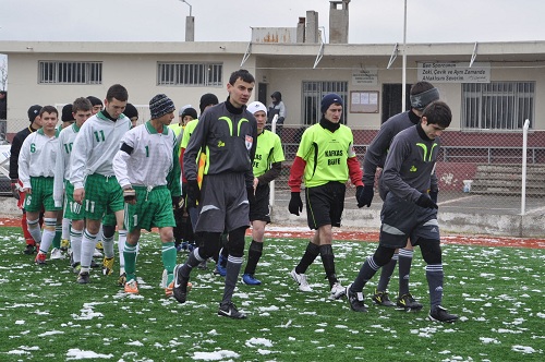 Okullar arası futbol müsabakaları sürüyor.