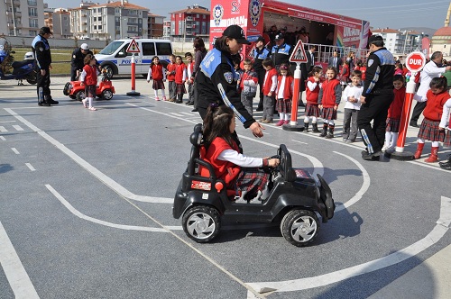 Emniyetten Kentten Köye Gökkuşağı Trafik Eğitim Projesi