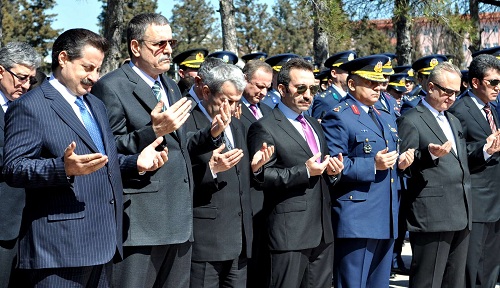  Şehitlikte dua etti