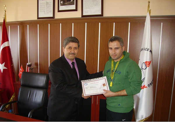 Atletizm`de Erdek`i uçuran öğretmene taltif