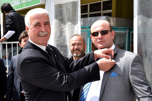 Menco Tek kişilik parti gibi
