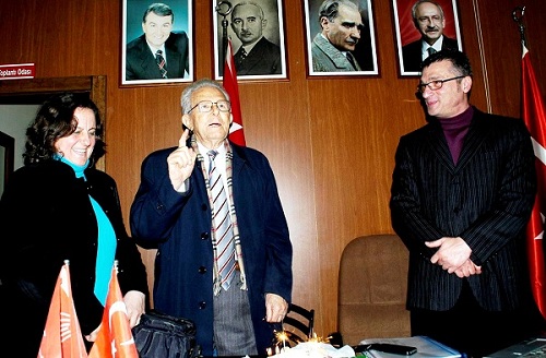Eski Milletvekiline yaş günü kutlaması