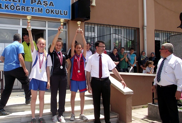 HALİTPAŞA İLKÖĞRETİM OKULU KENDİ EVİNDE ŞAMPİYON