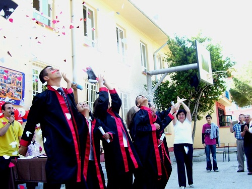 Şehit Öğretmen Mustafa Boz İlköğretim ve İş okulu ilk Mezunlarını verdi