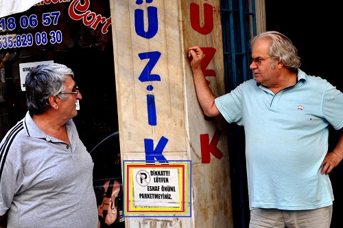 Dükkanının önüne park eden araçları ilginç bir yazıyla uyardı: