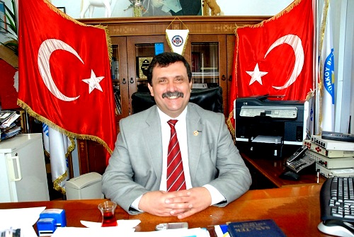  Eski başkan mumla aranıyor
